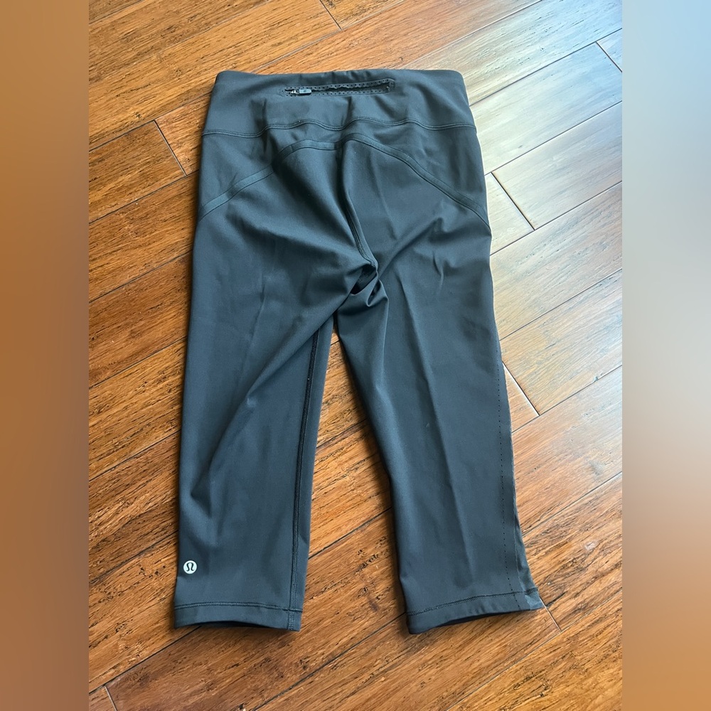 Lululemon Athletica cropped Leggings size 6, 17” inseam